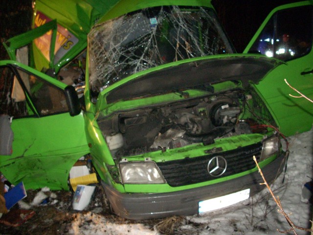Do tragicznego zdarzenia doszło w Kajetanówce w gminie Milejów. Bus marki Mercedes Sprinter zjechał z drogi i uderzył w drzewo. Zginęły trzy osoby.