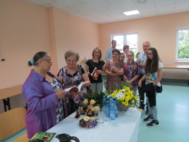 Uczestnicy spotkania z Krystyną Wasilkowską-Frelichowską (z lewej) byli zainteresowani nie tylko jej drugą, ale też  pierwszą książką.