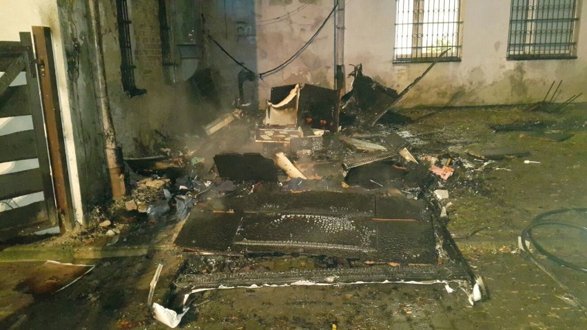 Pożar na rynku w Żorach - doszczętnie spłonęła przyczepa kempingowa