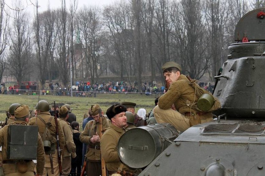 Zobacz, jak wyglądała bitwa o Żary w 1945 roku. Inscenizacja batalistyczna na Placu Konstytucji 3 Maja