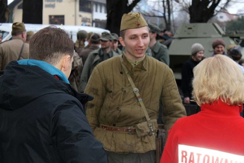 Zobacz, jak wyglądała bitwa o Żary w 1945 roku. Inscenizacja batalistyczna na Placu Konstytucji 3 Maja