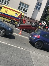 Wypadek w centrum Bydgoszczy. Na rondzie Jagiellonów dachowało auto [zdjęcia]