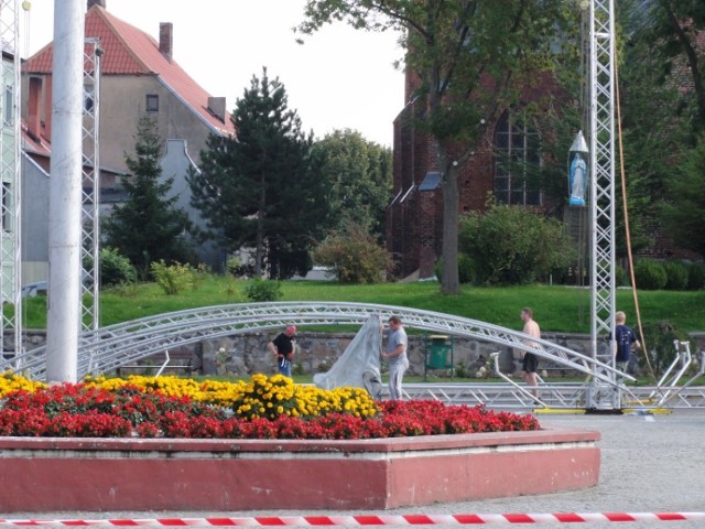 Wielka scena jest stawiana na placu kard Wyszyńskiego