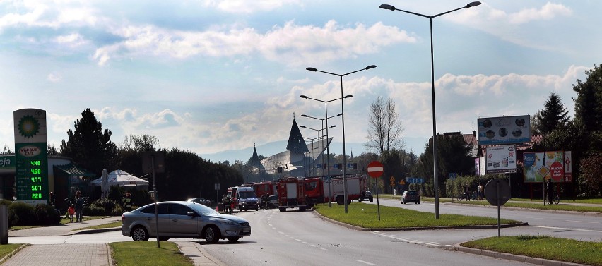 Krok od dramatu. Po zderzeniu rozbite auto wpadło na stację paliw [ZDJĘCIA, WIDEO]