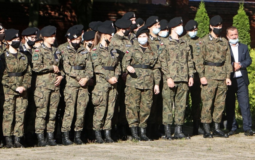 Patriotyczne rozpoczęcie roku szkolnego w III Liceum Ogólnokształcącym im. Jana Pawła II w Grudziądzu. Zobacz zdjęcia 