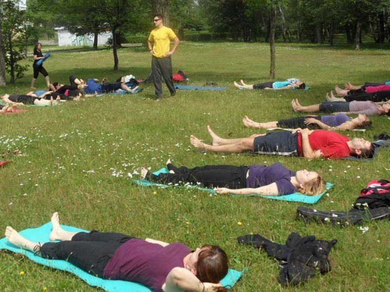 W parku w Jaworznie co niedziela odbywa się joga na trawie. Zajęcia są bezpłatne! [ZDJĘCIA]