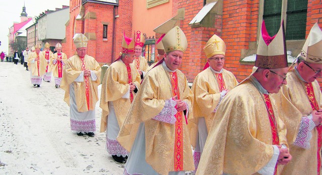 Zanim rozpoczęła się msza św., biskupi, mimo mrozu, przeszli w procesji wokół katdery