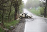 Wypadek Grojec. Opel uderzył w drzewo. Trzy osoby ranne [ZDJĘCIA]