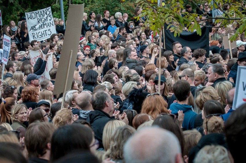 Czarny protest. "Żarty się skończyły" - wielka demonstracja...