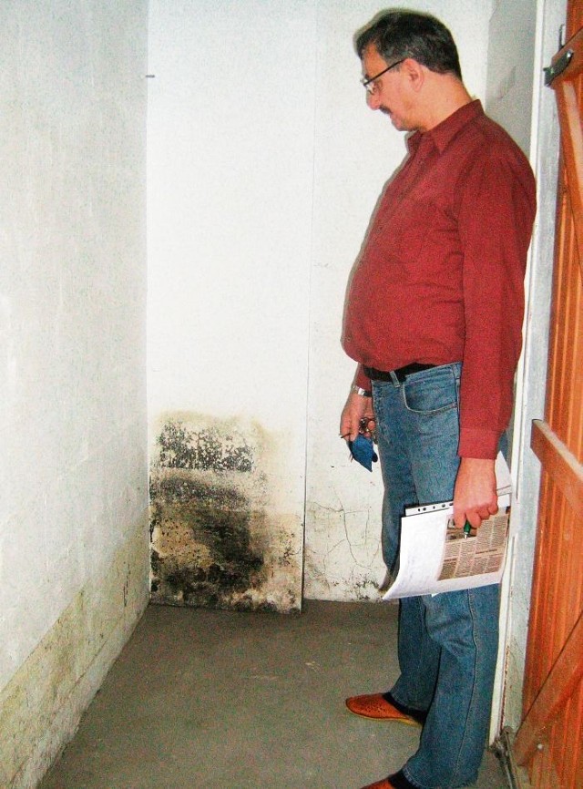 Ryszard Nowak: &#8211; W piwnicy grzyb na ścianie sięga nawet pół metra