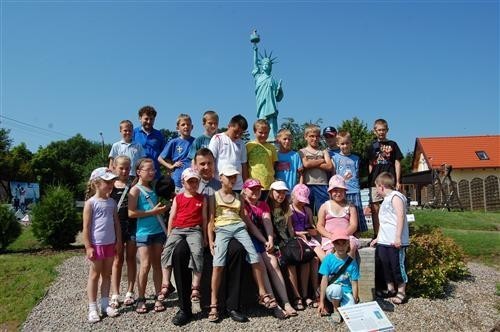 Słoneczny dzień dzieci z półkolonii Caritas spędziły w Kaszubskim Parku Miniatur w Stryszej Budzie