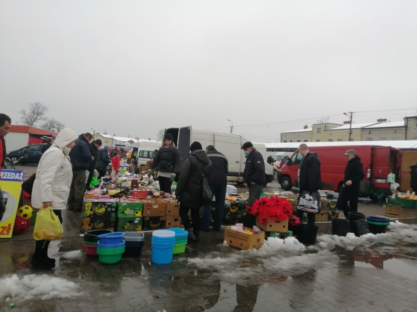 Śnieżny i mokry, sobotni poranek na targowisku miejskim w Skierniewicach