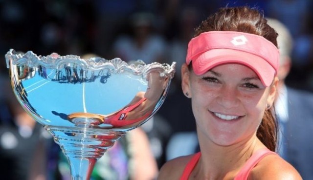 Agnieszka Radwańska uśmiechnięta z pucharem turnieju WTA Auckland