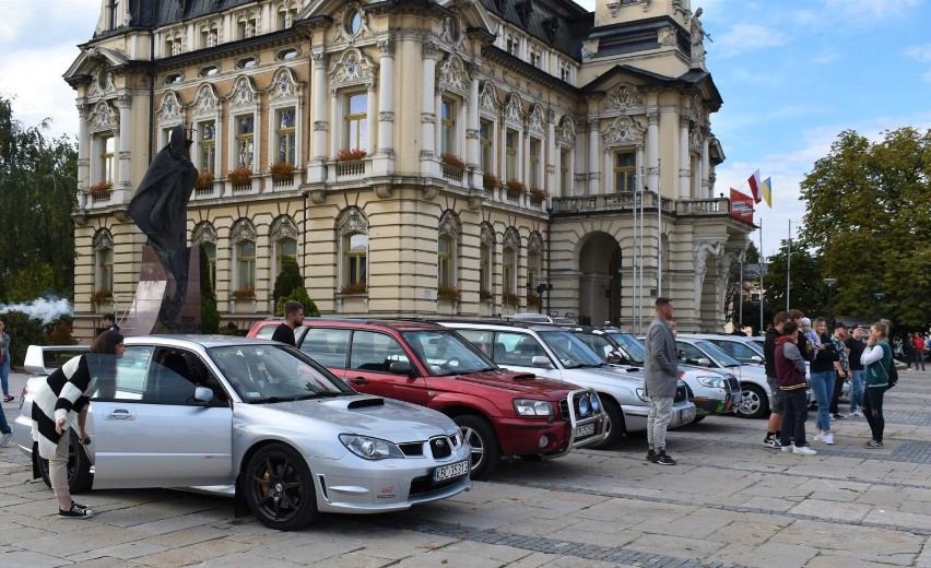 Nowy Sącz. Zakończenie sezonu z SubaruLifeStyle. Samochody "z świnką" wjechały na płytę sądeckiego rynku (zobacz zdjęcia)