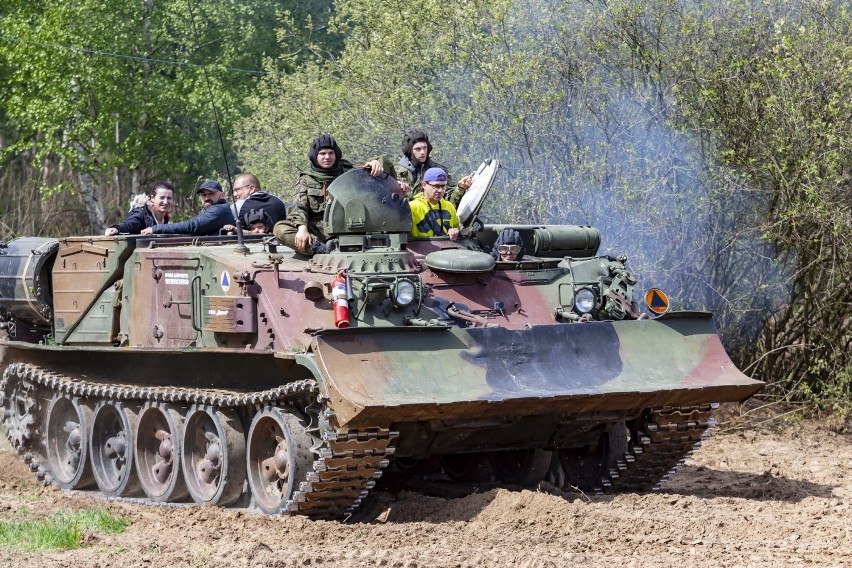 II Runda Mistrzostw Strefy Północnej w Motocrossie. Jedną z atrakcji były przejażdżki sprzętem wojskowym [ZDJĘCIA]