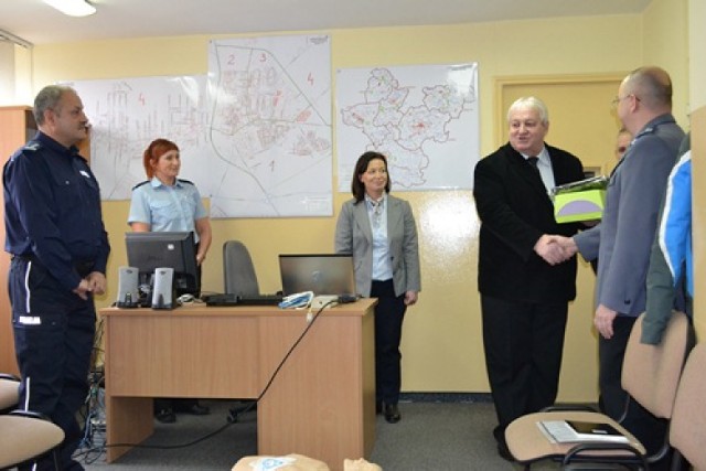 Defibrylator chocianowskim policjantom ufundował burmistrz tej gminy. Sprzęt jest wyposażeniem radiowozu.