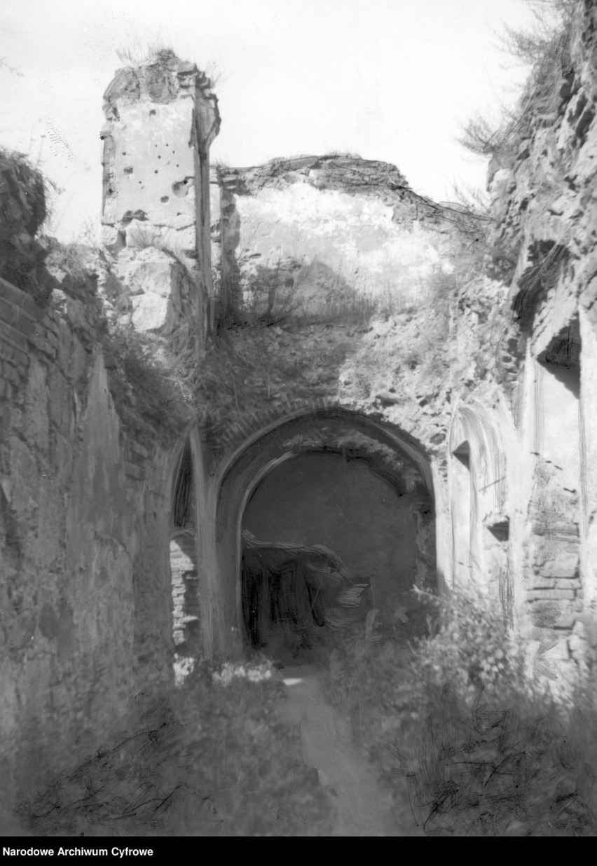 Ruiny krużganku klasztornego, 1943