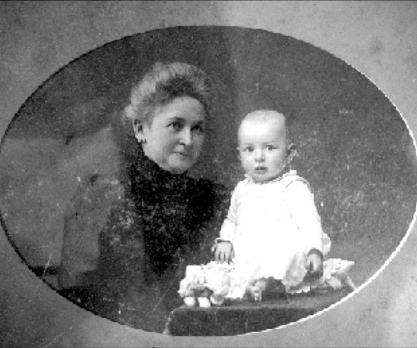 Fanny Lamprecht z jednym z pięciorga swoich dzieci