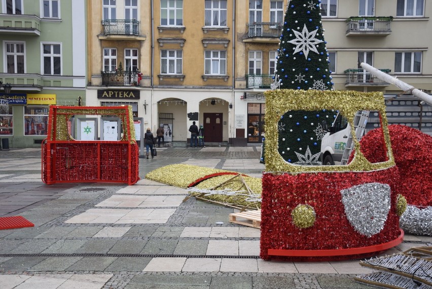 Część ozdób świątecznych zniknie z kaliskiego Głównego Rynku