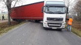 Stara Dąbrowa: Ciężarówka zablokowała drogę  