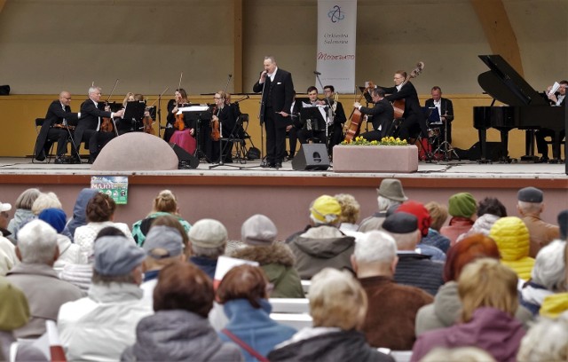 2 maja, z okazji Dnia Flagi, odbył się w Solankach w Inowrocławiu Symfoniczny Koncert Patriotyczny. Na scenie muszli koncertowej zagrała Orkiestra Salonowa Moderato. Wystąpili soliści i para baletowa. Choć pogoda nie była sprzyjająca, nie zawiedli melomani, którzy w trakcie koncertu otrzymali biało-czerwone chorągiewki.