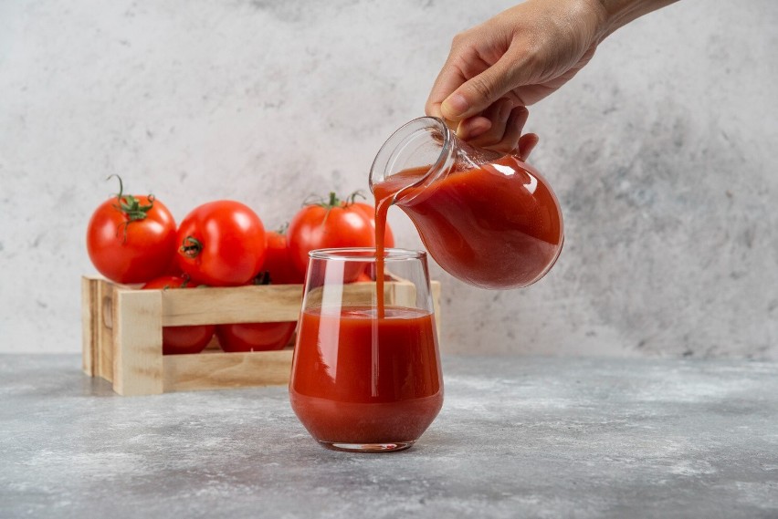 Picie soku z pomidorów ma wiele korzyści. To m.in....
