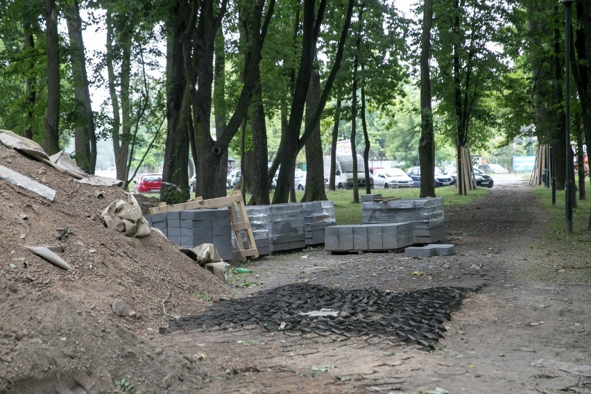 Kraków. Trwa remont alejek i małej architektury w parku Kościuszki