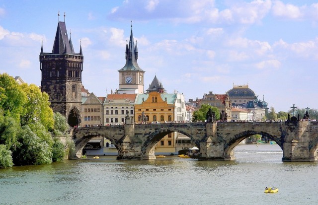 Czechy znoszą kolejne ograniczenia nałożone na czas pandemii koronawirusa. Robią to szybciej niż zakładano w pierwotnym planie. Wystartowały też ogólnokrajowe testy na odporność na koronawirusa. Skorzystać z nich mogą za darmo wszyscy chętni.