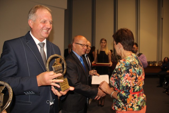Burmistrz odbiera prestiżowy tytuł Grand Prix - Budowa Na Medal 2015 dla basenu w Kowalewie