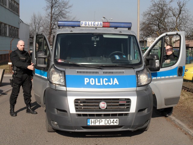 Dąbrowscy policjanci wyruszają na kolejny patrol po mieście