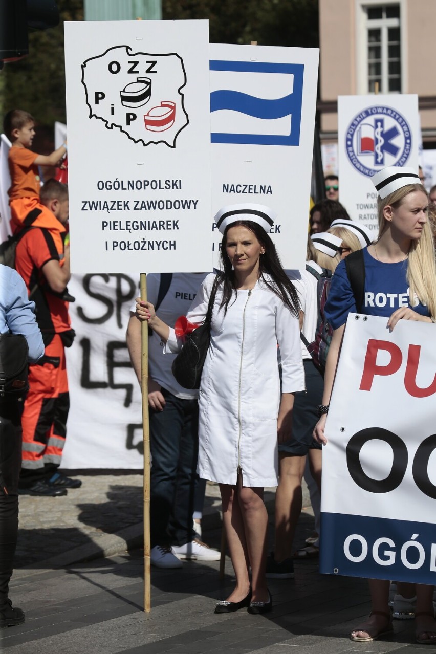 Protest pracowników ochrony zdrowia w Warszawie. Żądają radykalnych zmian i podwyżek. "Nie chcemy umierać na stanowiskach"