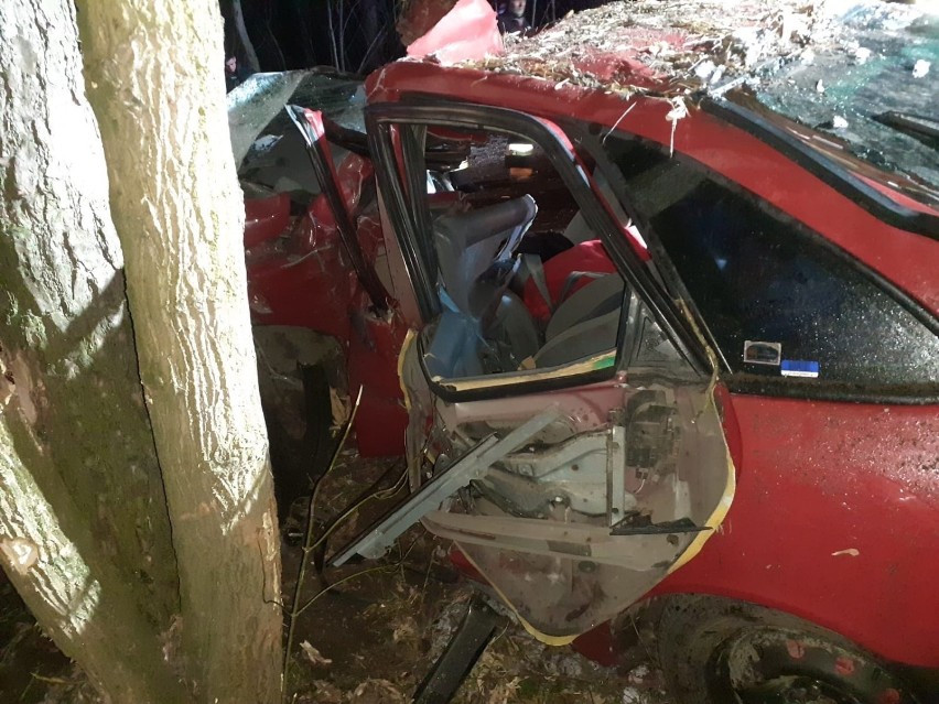 Koszmarny wypadek we Florentynowie obok Parzęczewa. 23-latka uderzyła w drzewo
