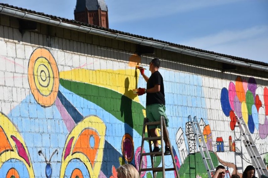 Mieszkańcy Brodnicy namalowali kolorowy mural