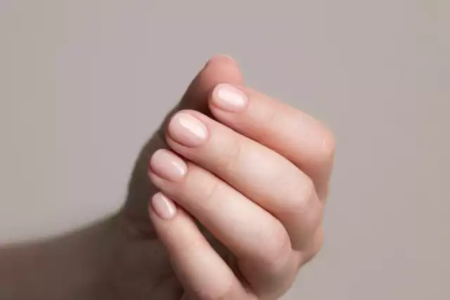 Oto najmodniejsze manicure 2024 roku! Soap nails są proste, minimalistyczne, a dłonie wydają się smuklejsze.