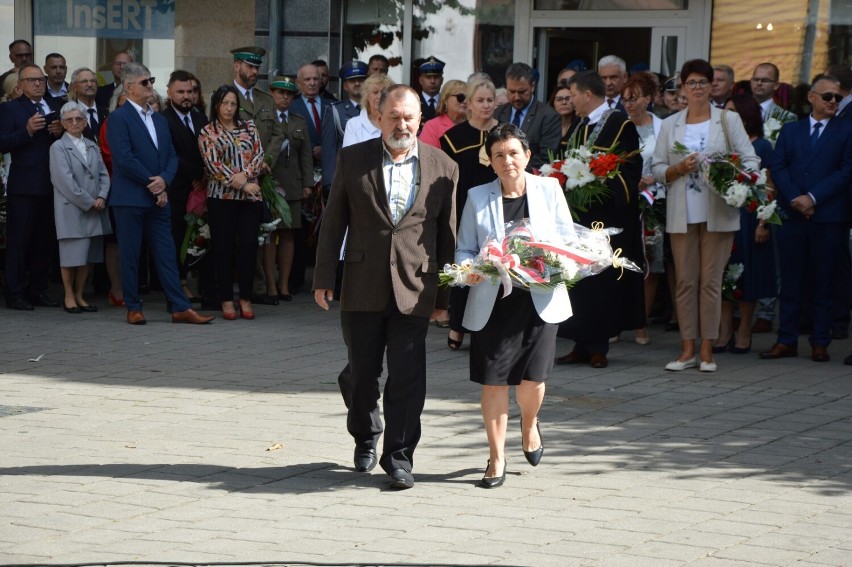 Lębork. W 83 rocznicę wybuchu mieszkańcy powiatu oddali hołd ofiarom II Wojny Światowej