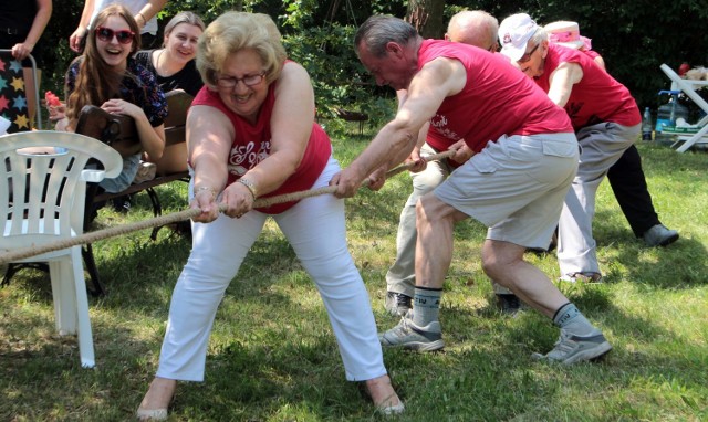 Dom Dziennego Pobytu dla seniorów w Grudziądzu przy ulicy Piłsudskiego 111 obchodzi jubileusz 35-lecia. Z tej okazji odbyła się Olimpiada senioralna w ogrodach DPS przy Dywizjonu 303. Rywalizowały 4 drużyny: Domu Pomocy Społecznej, Domu Dziennego Pobytu z osiedla Lotnisko, Domu Dziennego Pobytu z ul. Piłsudskiego oraz drużyna wyłoniona z zaproszonych gości. Zabawa była przednia.