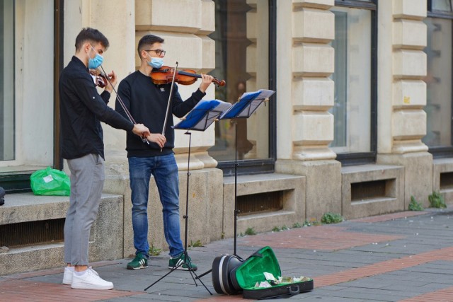 Pandemia koronawirusa na świecie trwa już 25. miesiąc.