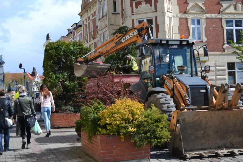 Człuchów. Miasto postanowiło zlikwidować gazony na deptaku - mieszkańcy zaprotestowali