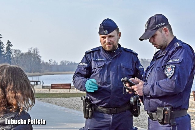 Policjanci kontrolują nie tylko osoby objęte kwarantanną, ale też miejsca, w których mogą gromadzić się ludzie