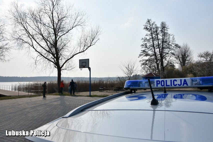 Policjanci kontrolują nie tylko osoby objęte kwarantanną,...