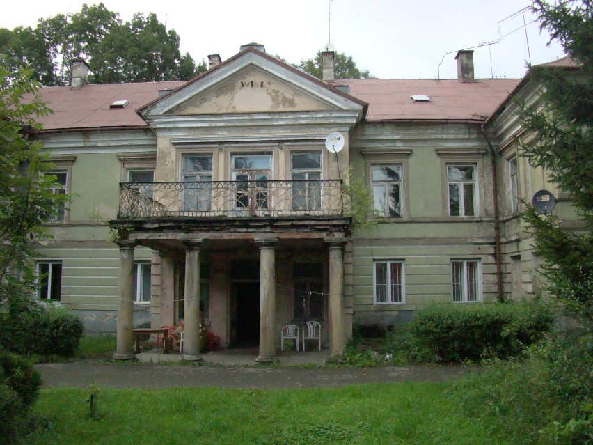 Klasycystyczny pałac z I połowy XIX w., dziś w ruinie. W...