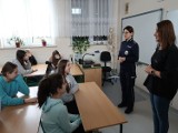 Policja w szkole w Swarzewie. Rozmawiali z uczniami o przemocy w sieci