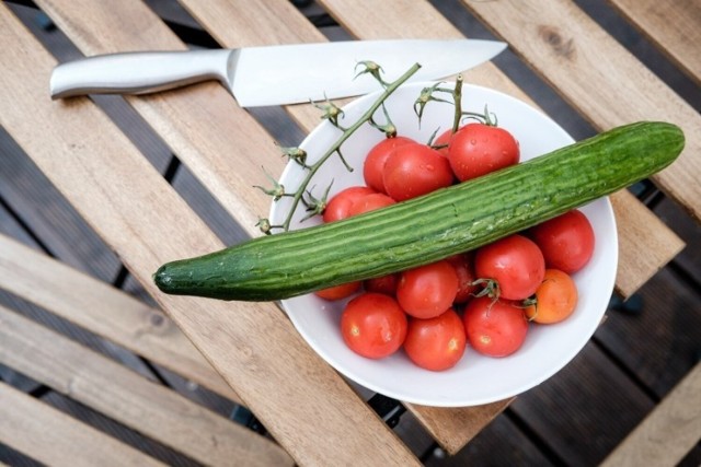 Istnieją pewne zasady dotyczące łączenia produktów, których warto przestrzegać. Małe błędy związane z łączeniem produktów spożywczych w jednym posiłku mogą sprawić, że zaszkodzimy swojemu zdrowiu.

Których produktów lepiej nie spożywać razem w jednym daniu? Jakich produktów nie łączyć, by nie zaszkodzić zdrowiu? Zobacz teraz w naszej galerii >>>>>