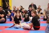 Rodzinny trening taekwondzistów w Śremie. Klub Rapid Śrem zaprosił rodziców, opiekunów i rodzeństwo zawodników do na wspólny trening