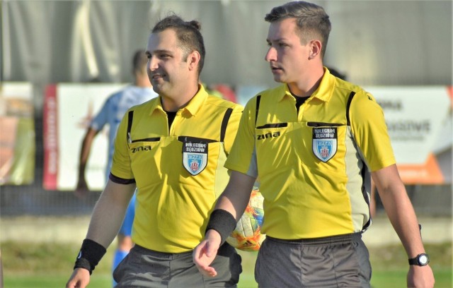 Marek Kulczyk (z prawej) może prowadzić mecze piłkarskie w trzecioligowym wydaniu, a więc na szczeblu centralnym. Marzy o ekstraklasie.