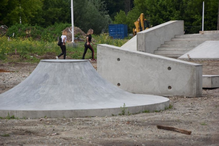 Skatepark w Pile. Choć jeszcze nie skończony to już przyciąga dzieci i młodzież [ZDJĘCIA]