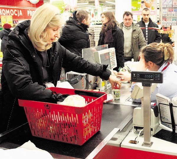 Klientów dużych sklepów irytują kolejki przy kasach