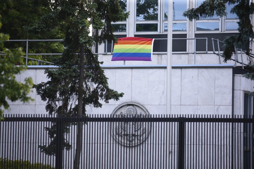 Flaga LGBT nad ambasadą Stanów Zjednoczonych