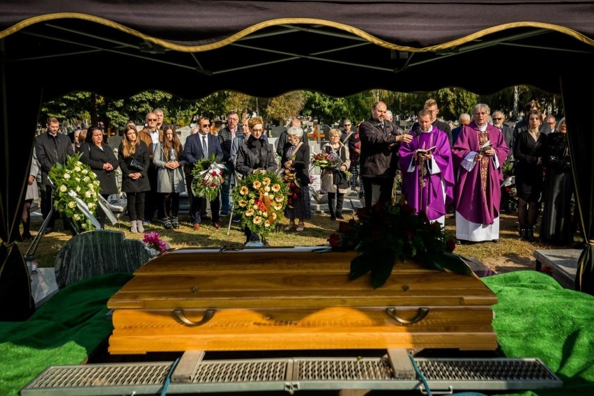Legendarny trener spoczął na cmentarzu na bydgoskich Jarach. Zdjęcia z ostatniego pożegnania Ryszarda Mogiełki