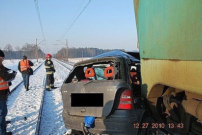 Wypadek na przejeździe kolejowym w Glinicy. Mercedesem wjechał wprost pod pociąg [ZDJĘCIA]